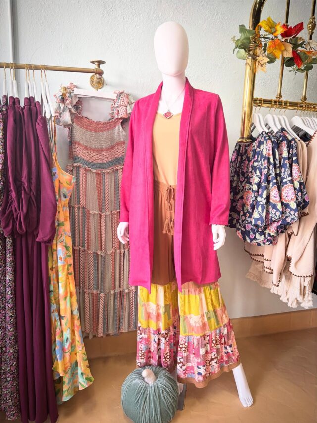 In honor of Breast cancer awareness month 🌸💞🎀 

How darling is this hot pink velvet sweater by @thmlclothing 

Size XS,S,M,L 

#roselynsonfirst  #downtownhickory #smallbusiness #boutique #boutiquehubmember