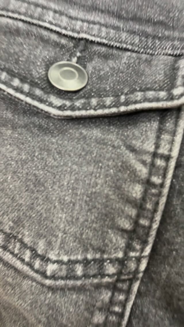 EVERYYYYYbodyyyy has a denim jacket.. but do you have one in black? 🖤🍁💀🤭👏🏻

The perfect throw on for the cooler evenings approaching. 

Open 11-5 today✨

#roselynsonfirst  #downtownhickory #smallbusiness #boutique #boutiquehubmember