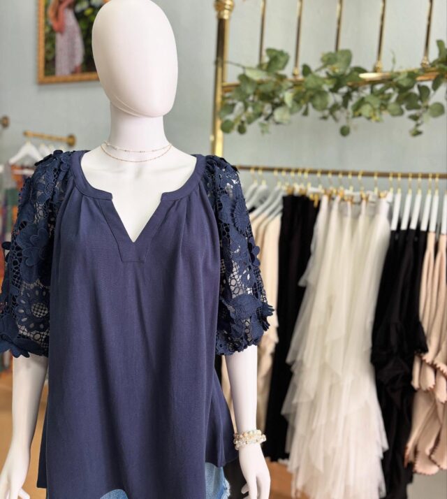 -Crochet ruffle sleeve top  by @umgee_official 

Size S,M,L. 

#roselynsonfirst  #downtownhickory #smallbusiness #boutique #boutiquehubmember #umgeeclothing